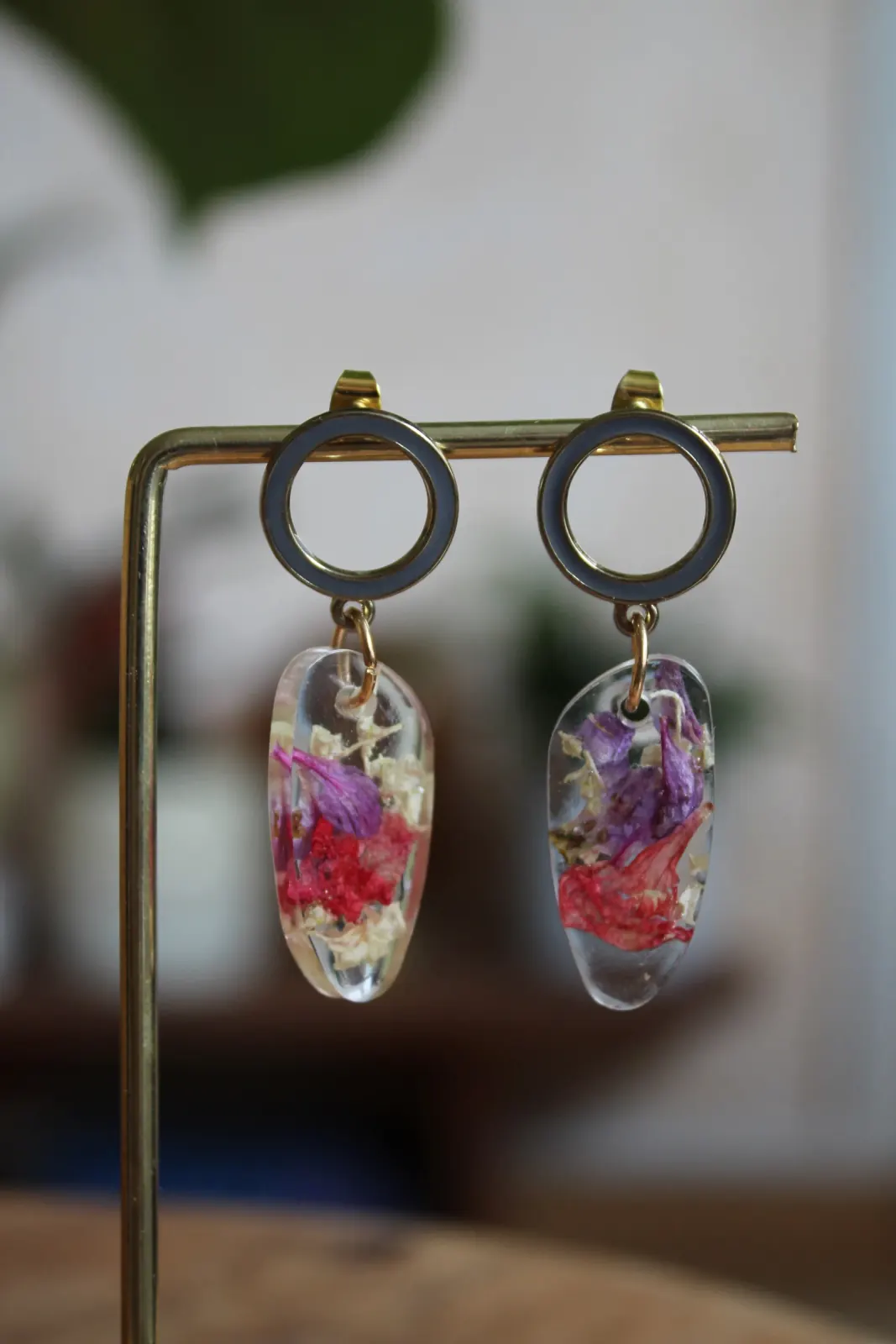 Boucles d'oreilles suspendues, avec puces rondes et gouttes transparentes aux fleurs séchées colorées.