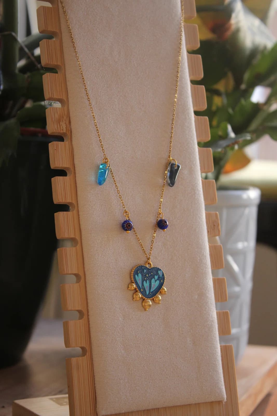 Collier à pampilles bleu et pendentif en forme de cœur