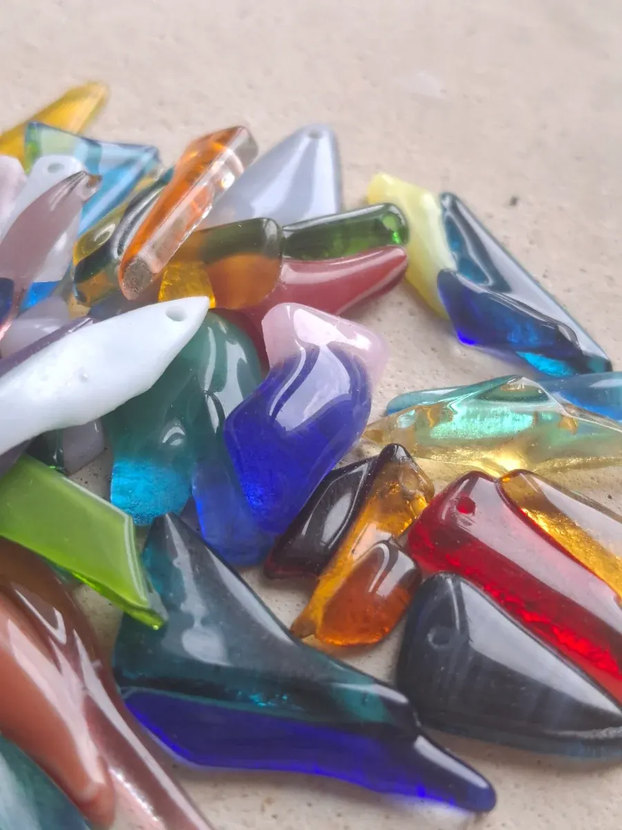 Boucles d'oreilles pendantes en verre jaune, orange et vert montées sur des anneaux dorés.
