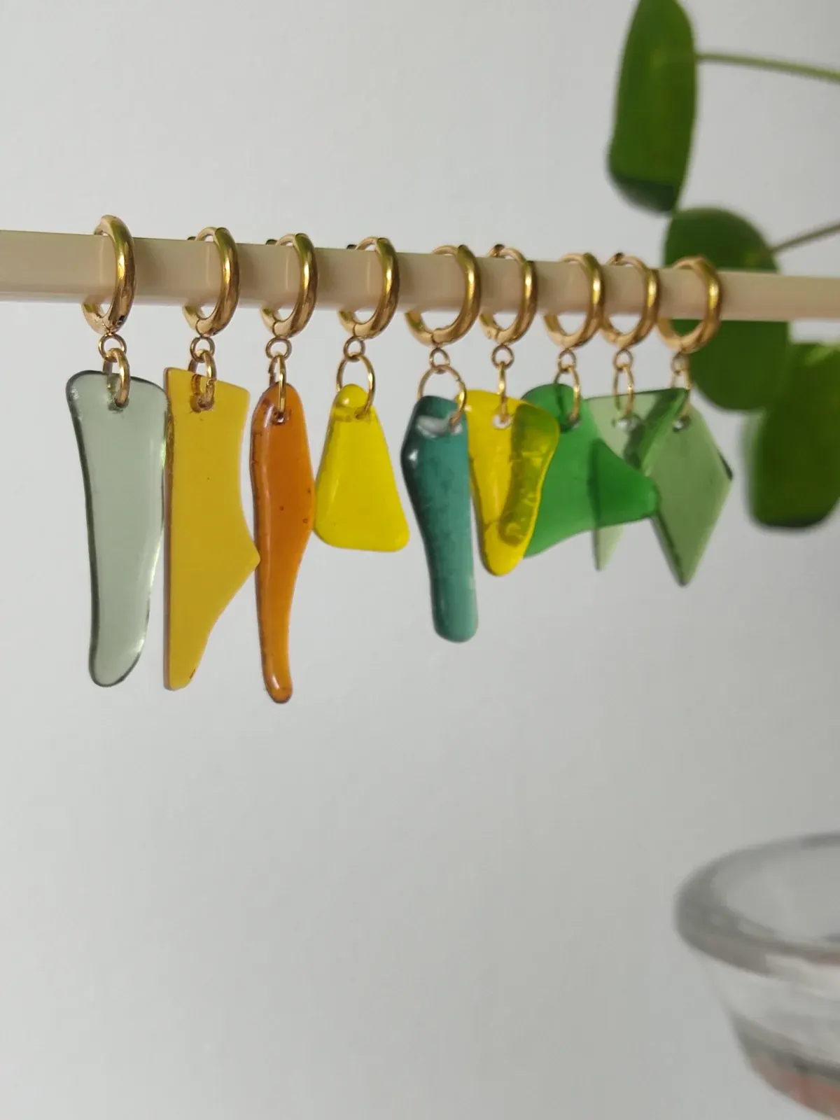 Sélection de pièces en verre fusionné coloré et poli aux formes organiques et lisses.