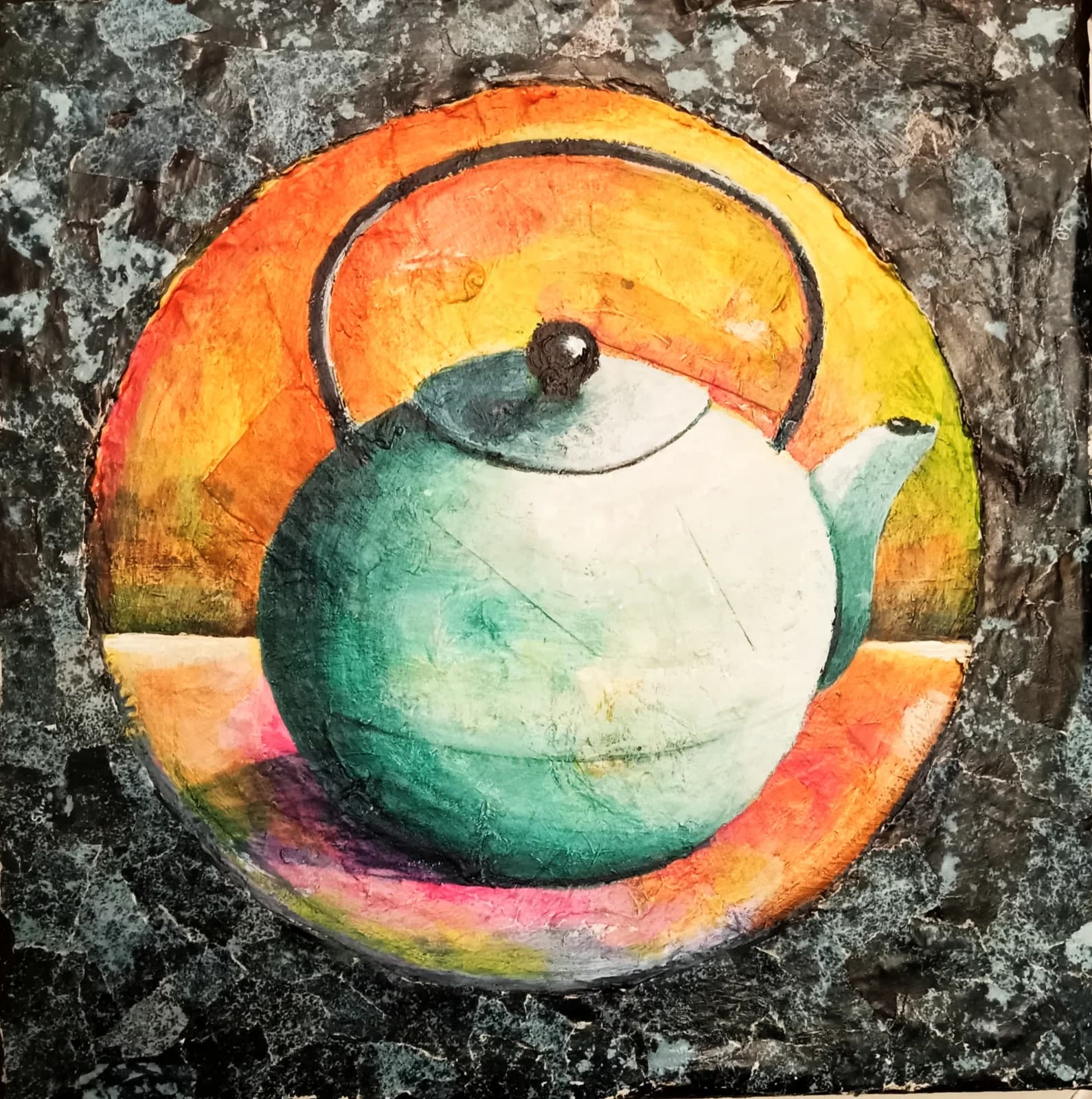 Peinture et collage représentant une théière verte et blanche dans un cercle lumineux chaud sur fond sombre.