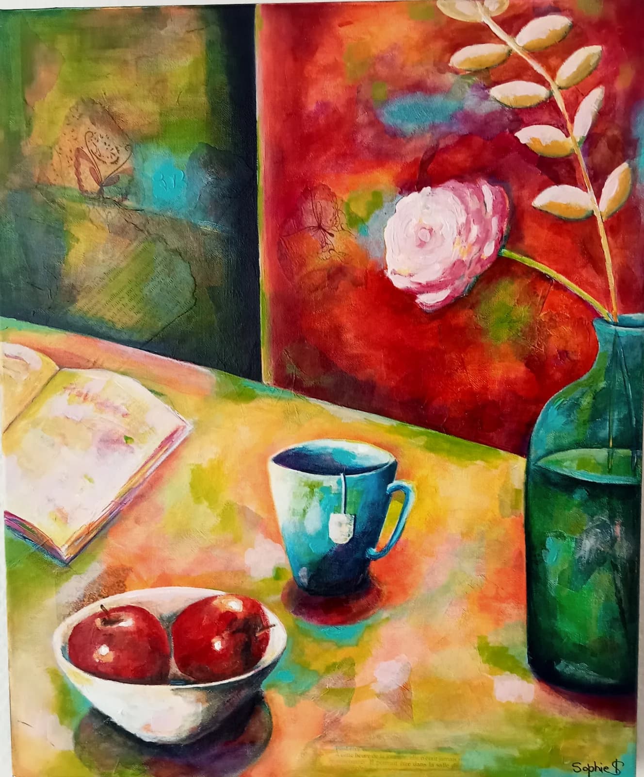 Peinture colorée d'une nature morte avec bol de pommes, tasse bleue, livre et fleur dans un flacon vert.