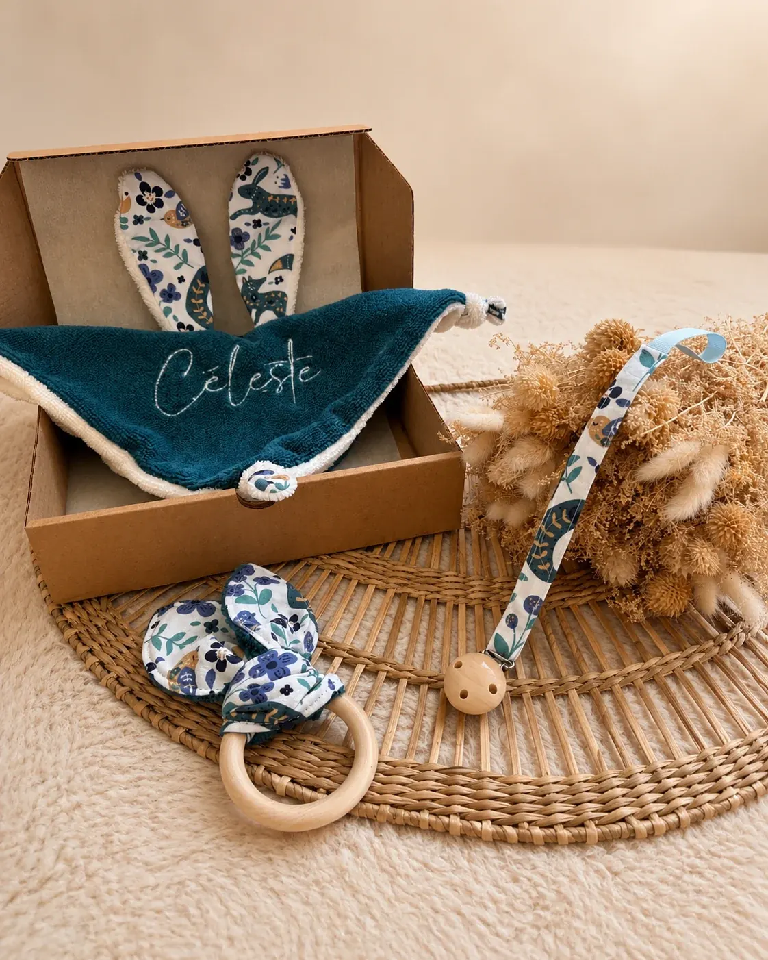 Coffret cadeau avec doudou brodé au prénom Céleste, anneau de dentition et attache-tétine.