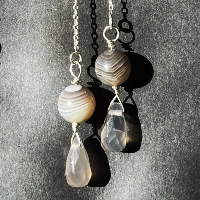 Chaînettes d'oreilles en argent avec perles d'agate rondes striées et gouttes facettées grises.