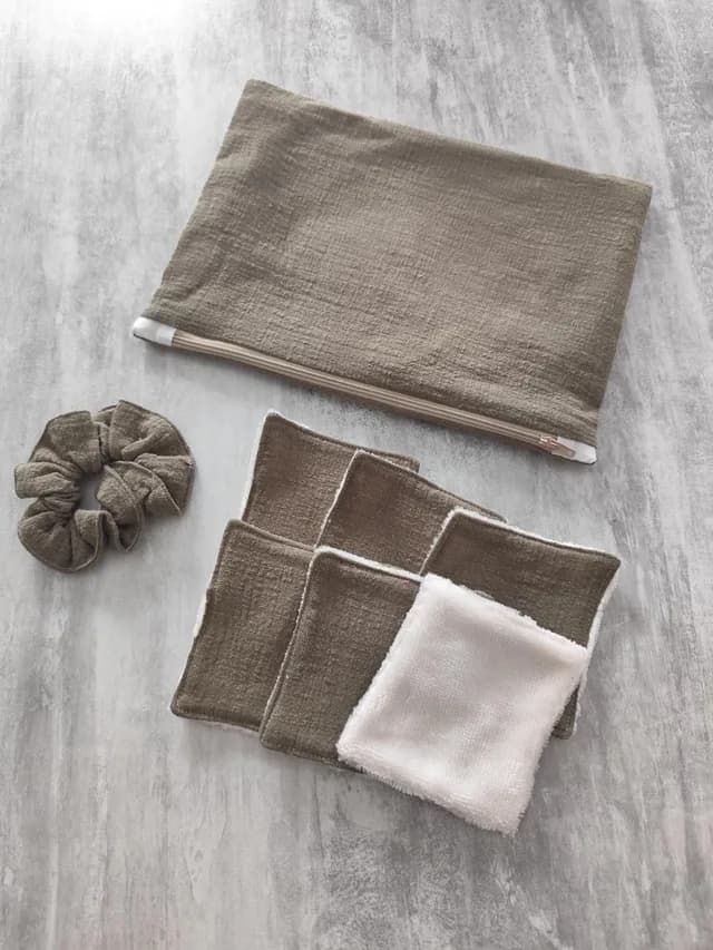 Kit avec pochette zippée beige, chouchou assorti et lingettes lavables carrées sur fond gris