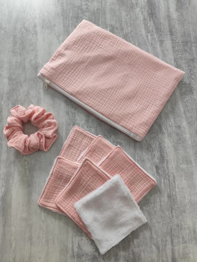 Kit complet avec pochette zippée rose, chouchou assorti et lingettes lavables roses et blanche