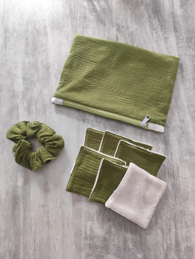 Kit pochette douceur vert olive avec pochette zippée, lingettes lavables et chouchou assorti