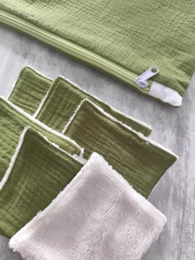 Gros plan sur les lingettes lavables vertes et douces avec la fermeture éclair de la pochette