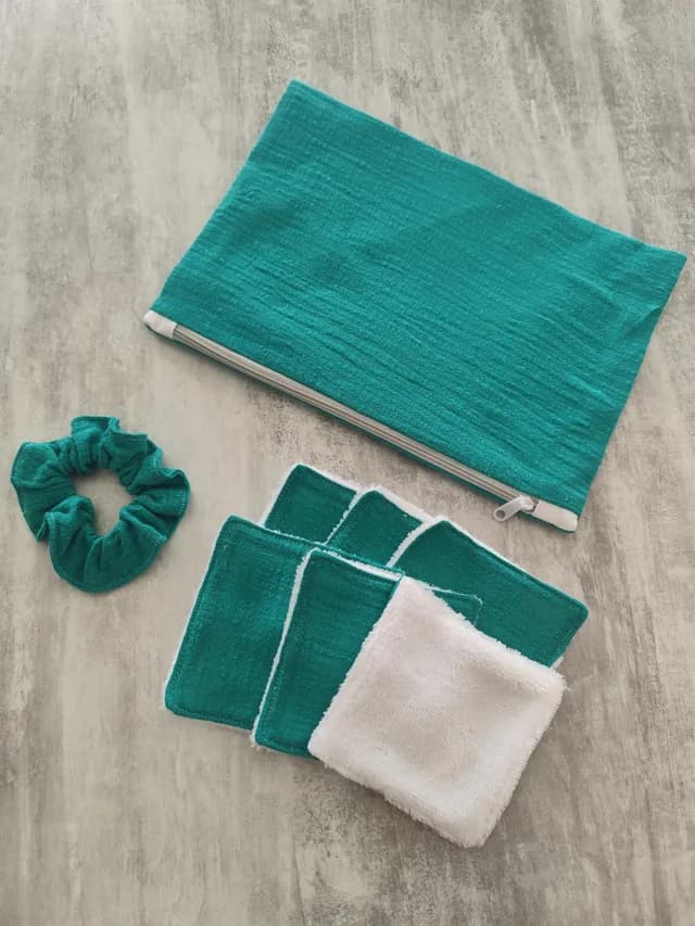 Kit Pochette Douceur turquoise avec pochette zippée, six lingettes lavables et chouchou assorti