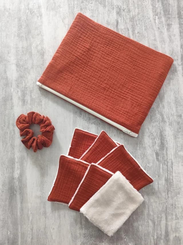 Kit Pochette Douceur terracotta avec pochette zippée, six lingettes lavables et chouchou assorti